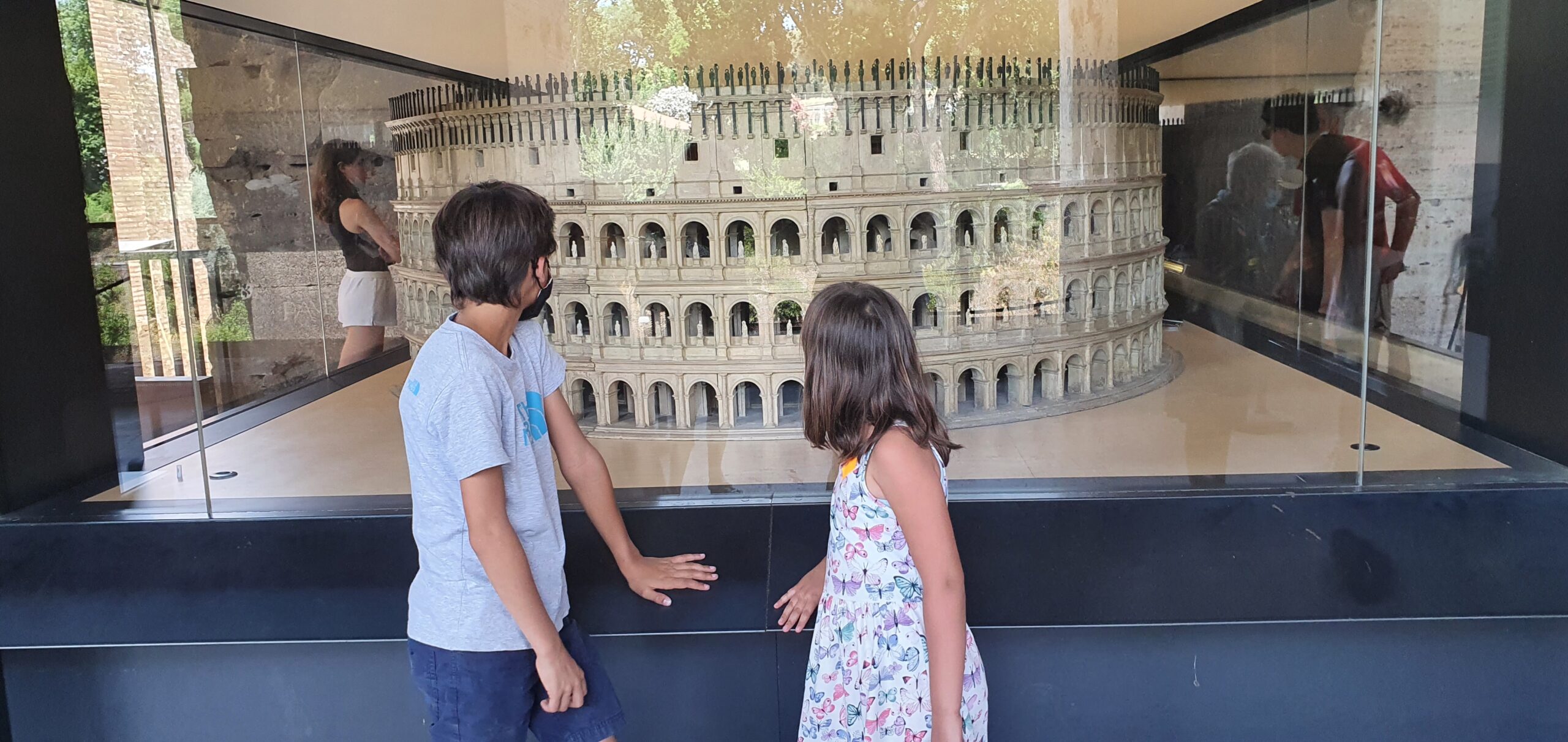 Federico e Susanna ammirano la ricostruzione del Colosseo