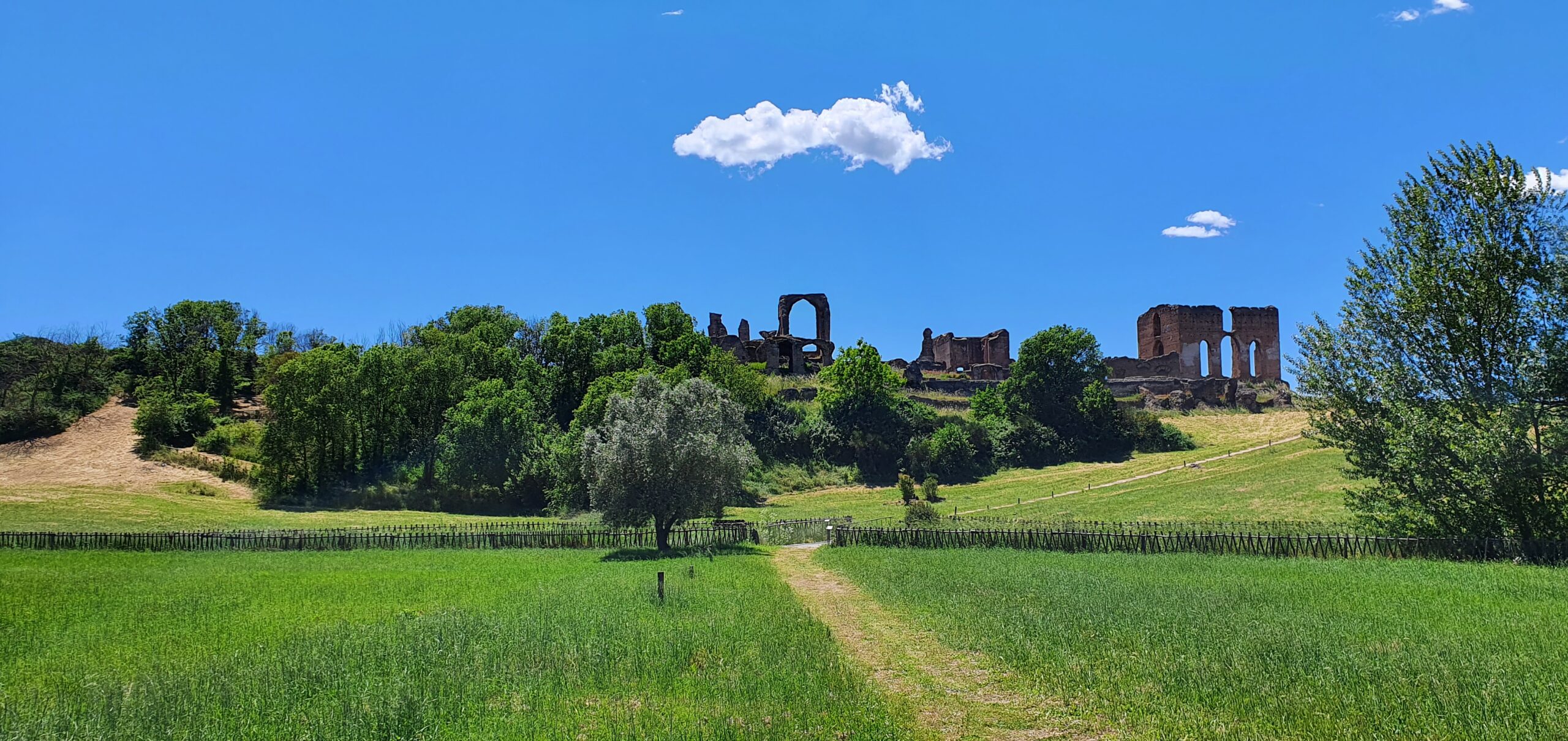 La villa dei Quintili vista dalla via Appia